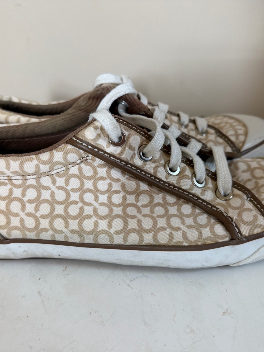Coach woman’s Barrett vintage style logo lace up sneakers in a 9.5 - Picture 3 of 9